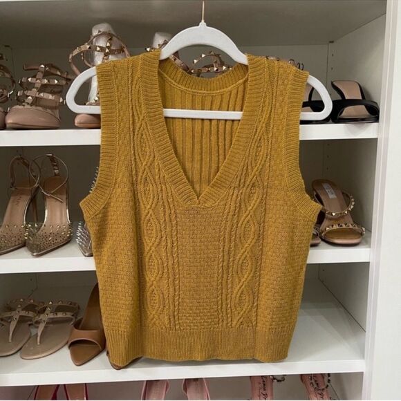 V neckline Cables vest size small - Picture 12 of 12